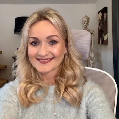 Dr Anneka Tomlinson